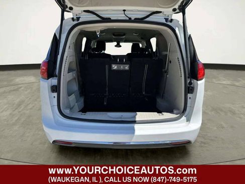 Used 2017 Chrysler Pacifica Touring Plus w/ Tire & Wheel Group FWD image 16