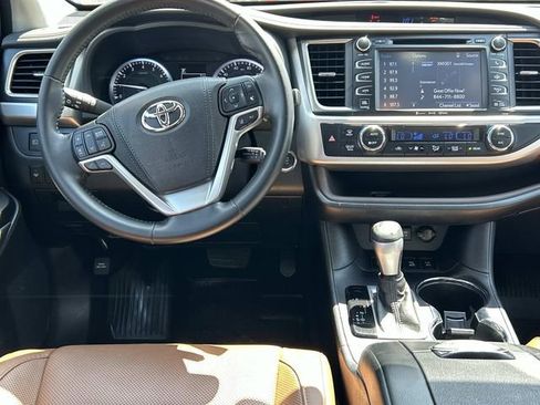 Used 2017 Toyota Highlander Limited image 24