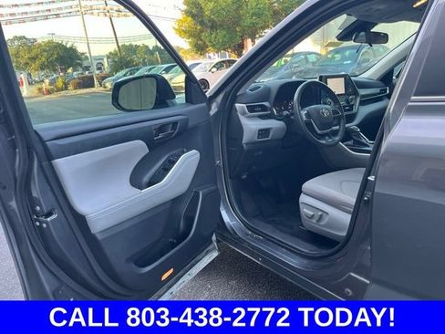 Used 2024 Toyota Highlander LE FWD image 4