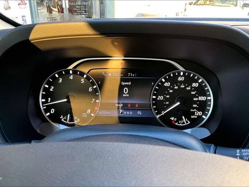 Used 2025 Nissan Frontier SV RWD image 2