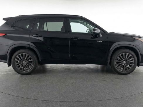 Used 2025 Toyota Highlander XSE AWD/4WD image 11