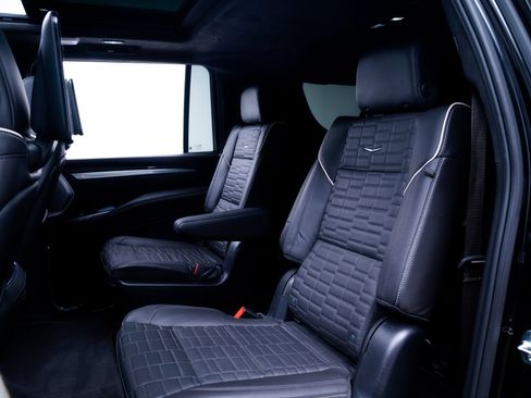 Used 2025 Cadillac Escalade ESV V AWD/4WD image 21