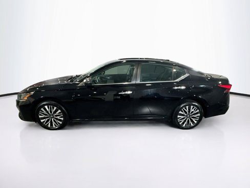 Used 2024 Nissan Altima 2.5 SV FWD image 2