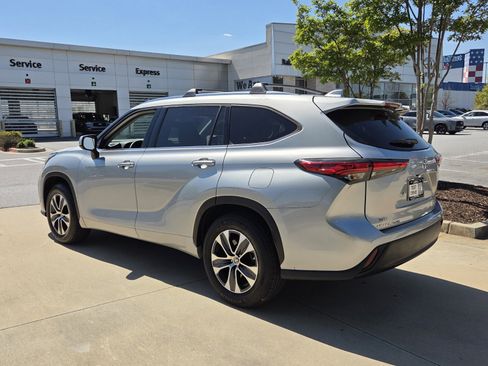 Used 2020 Toyota Highlander XLE FWD image 8