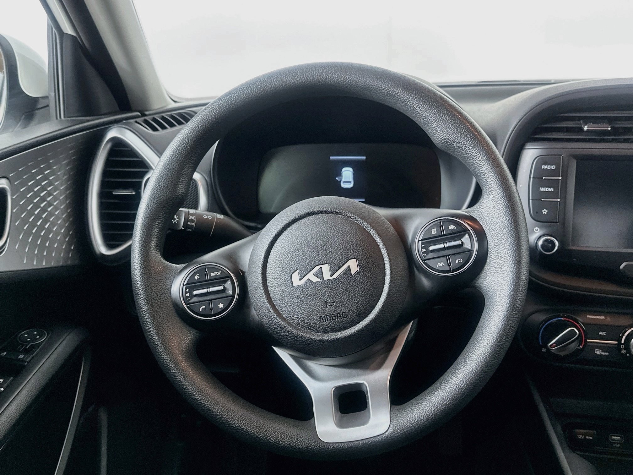 Used 2025 Kia Soul LX w/ LX Technology Package FWD image 18
