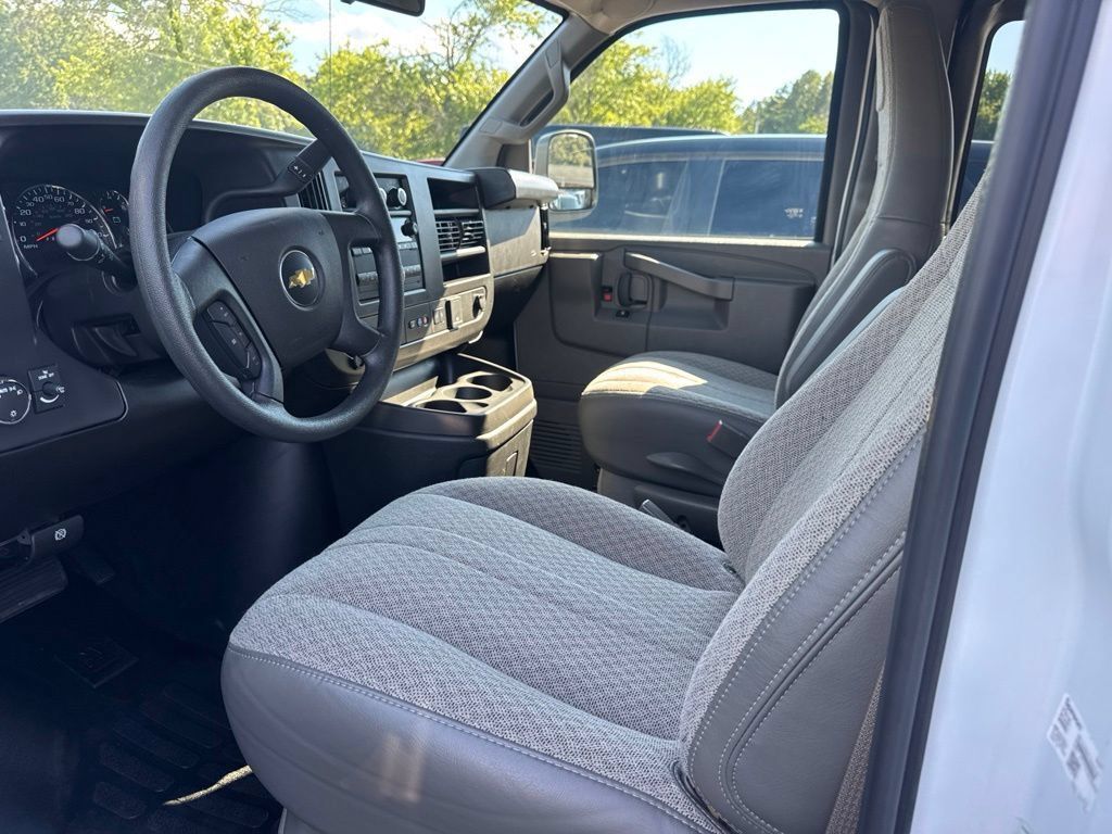 Used 2025 Chevrolet Express 3500 LT w/ LT Preferred Equipment Group RWD image 3