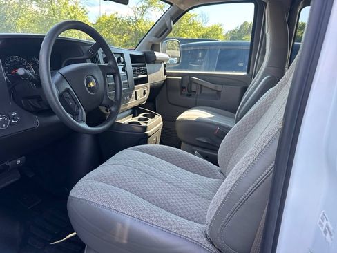 Used 2025 Chevrolet Express 3500 LT w/ LT Preferred Equipment Group RWD image 3
