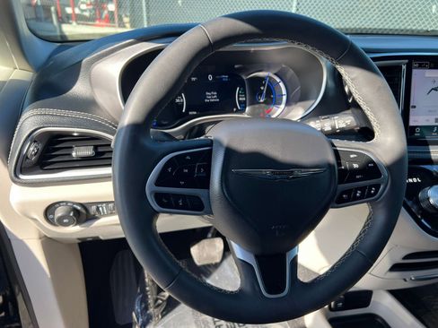 Used 2023 Chrysler Pacifica Touring-L image 31