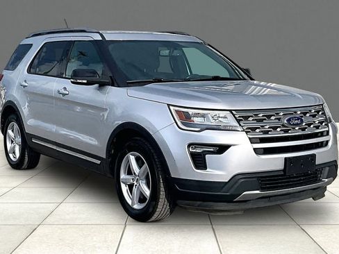 Used 2018 Ford Explorer XLT w/ Equipment Group 201A FWD image 11