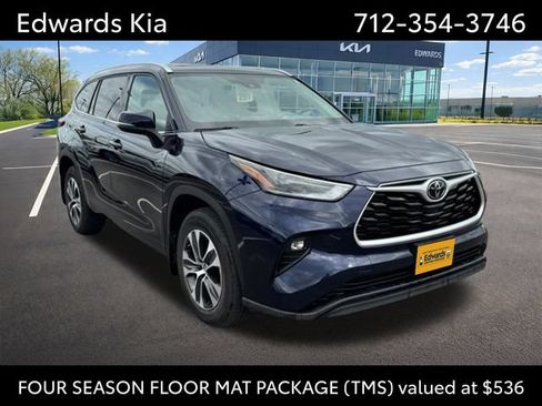 Used 2021 Toyota Highlander XLE AWD/4WD image 1