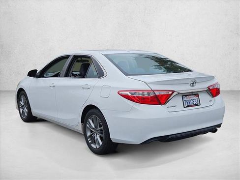 Used 2017 Toyota Camry SE w/ Moonroof Package FWD image 8
