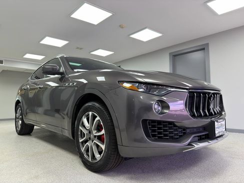 Used 2017 Maserati Levante w/ Luxury Package AWD/4WD image 4