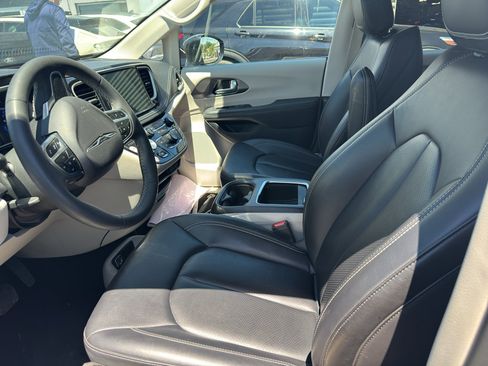 Used 2024 Chrysler Pacifica Limited FWD image 11