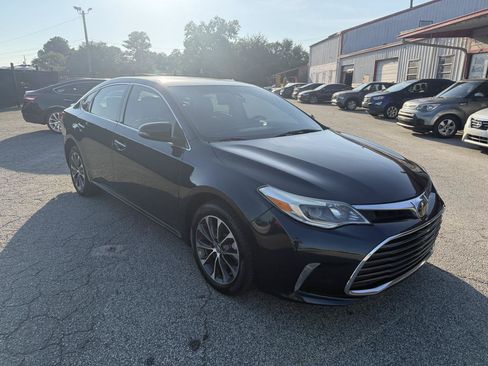 Used 2018 Toyota Avalon XLE FWD image 3