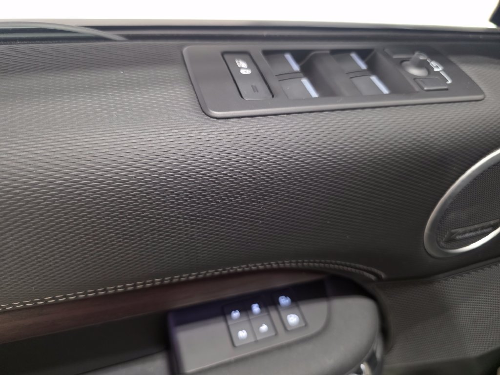 Used 2025 Land Rover Discovery Dynamic SE AWD/4WD image 22