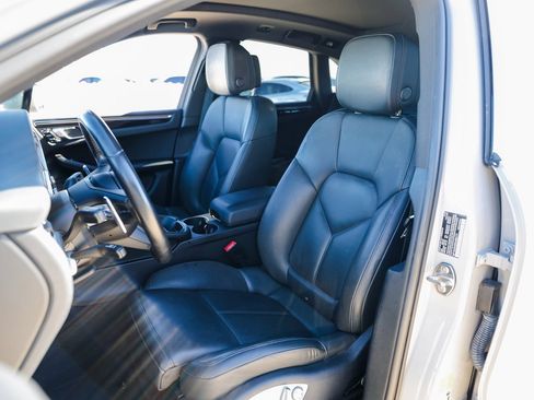 Certified 2022 Porsche Macan image 5