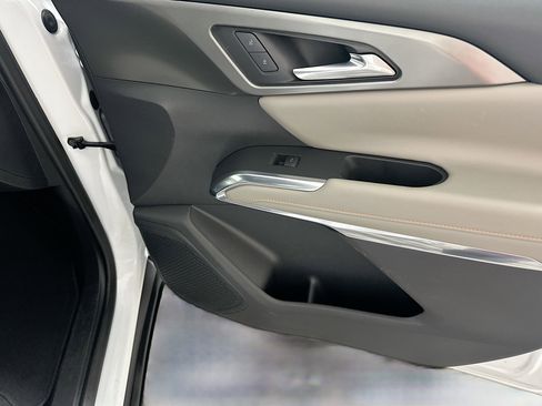 Used 2025 Chevrolet Traverse LT image 34