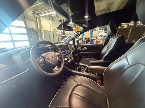Used 2025 Chrysler Pacifica Limited FWD image 20