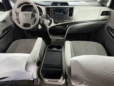 Used 2013 Toyota Sienna LE FWD image 35