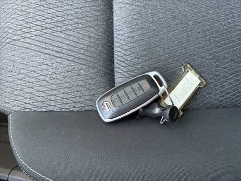Used 2025 Nissan Rogue SV FWD image 23