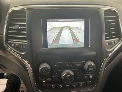 Used 2020 Jeep Grand Cherokee Laredo AWD/4WD image 15