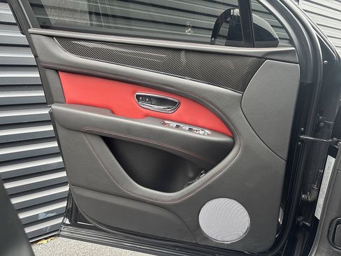 Used 2022 Bentley Bentayga V8 image 15