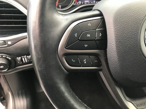 Used 2019 Jeep Cherokee Limited w/ Technology Group image 16