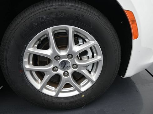 Used 2023 Chrysler Voyager LX FWD image 11