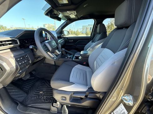 Used 2025 Toyota Tacoma TRD Off-Road image 30