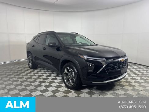 Used 2025 Chevrolet Trax LT FWD image 3