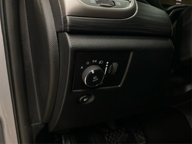 Used 2020 Jeep Grand Cherokee Altitude AWD/4WD image 23