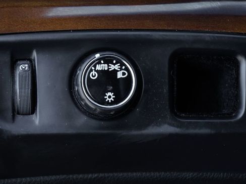 Used 2019 Cadillac Escalade Premium Luxury RWD image 26
