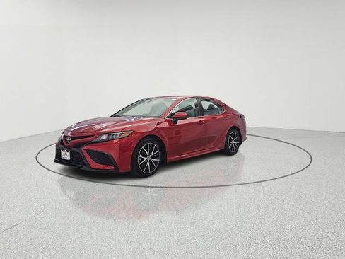 Used 2021 Toyota Camry SE image 3