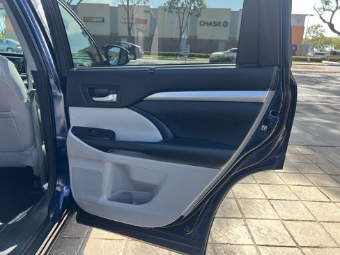 Used 2015 Toyota Highlander XLE FWD image 35