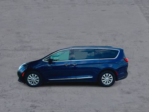 Used 2017 Chrysler Pacifica Touring-L FWD image 5