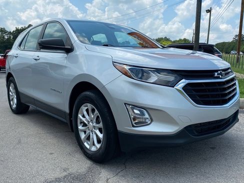 Used 2021 Chevrolet Equinox LS FWD image 2