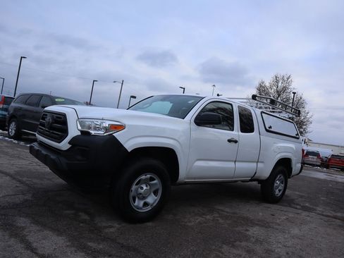 Used 2019 Toyota Tacoma SR image 3