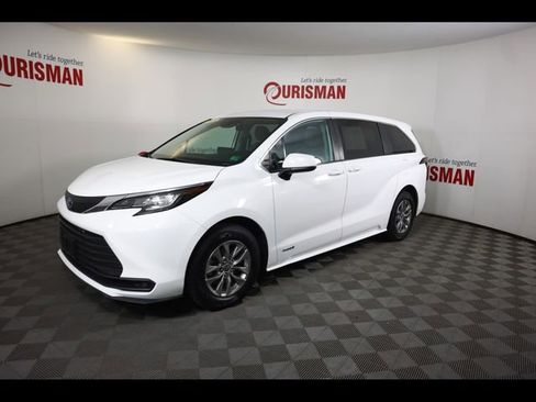 Used 2021 Toyota Sienna LE image 2