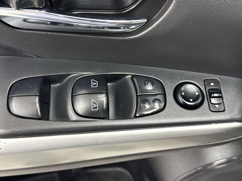 Used 2019 Nissan Kicks SR w/ SR Premium Package image 18