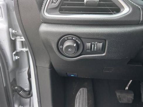 New 2026 Chrysler Pacifica Limited w/ Uconnect Theater Family Group image 24