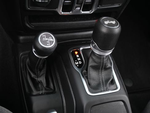 Used 2025 Jeep Wrangler Unlimited Sahara AWD/4WD image 27