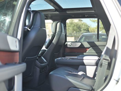 Used 2022 Lincoln Navigator Reserve image 10