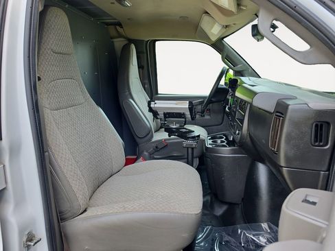 Used 2022 GMC Savana 2500 RWD image 15