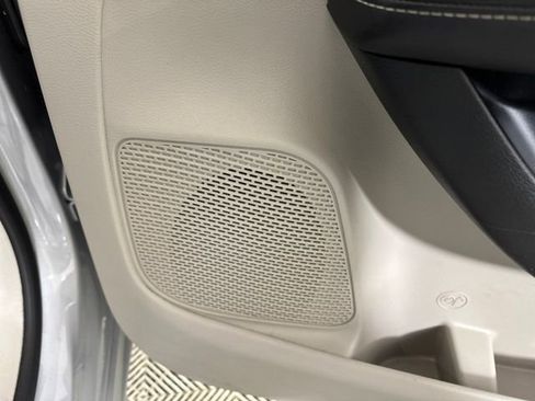 Used 2024 Chrysler Pacifica Select image 29