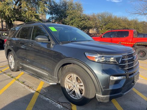 Used 2022 Ford Explorer XLT w/ Equipment Group 202A image 3