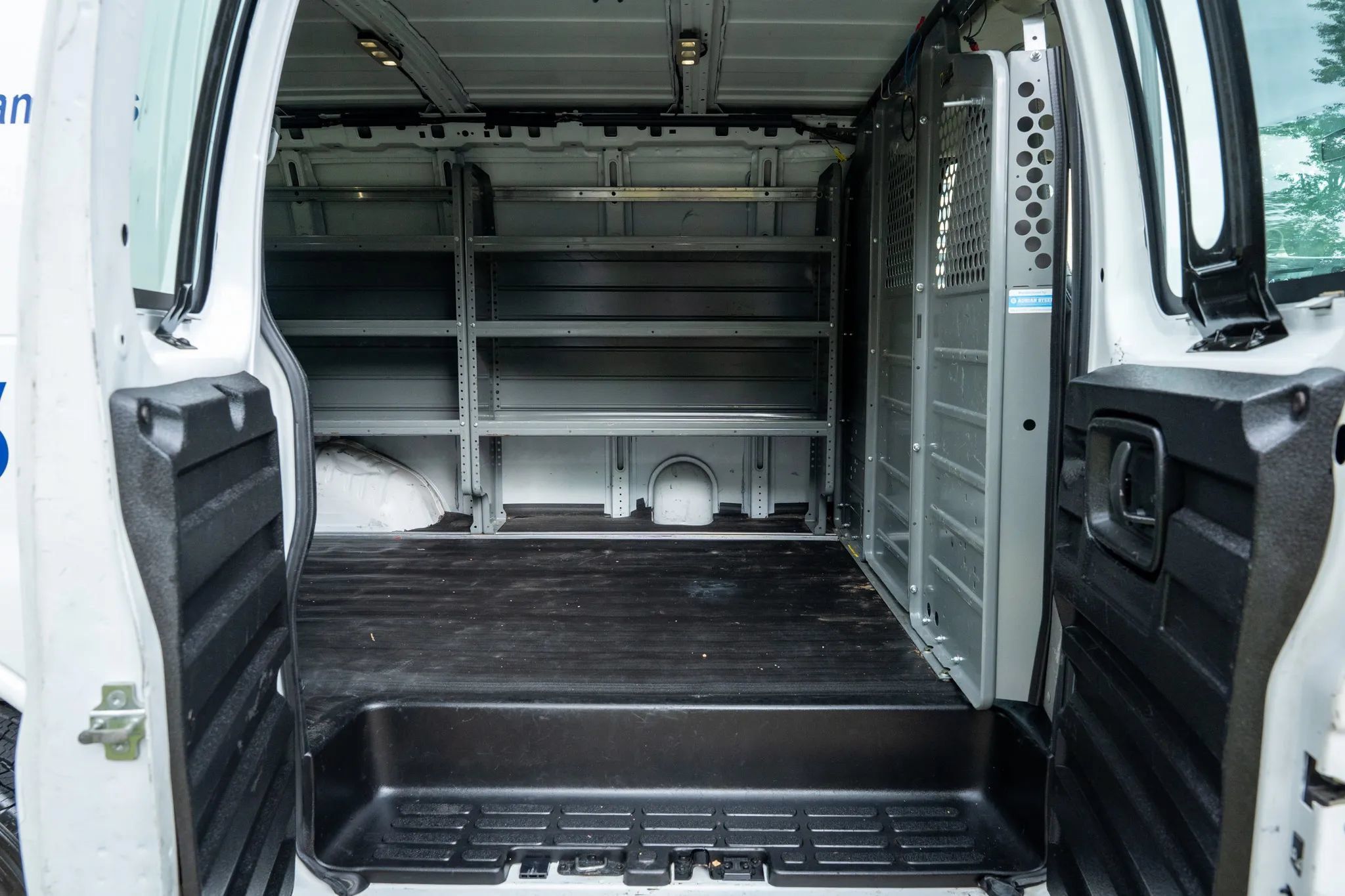 Used 2018 Chevrolet Express 2500 w/ Driver Convenience Package RWD image 15