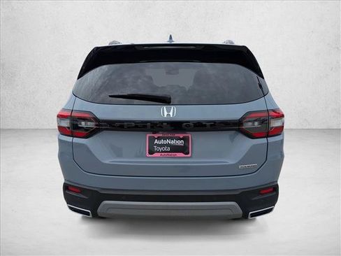 Used 2025 Honda Pilot Touring image 7
