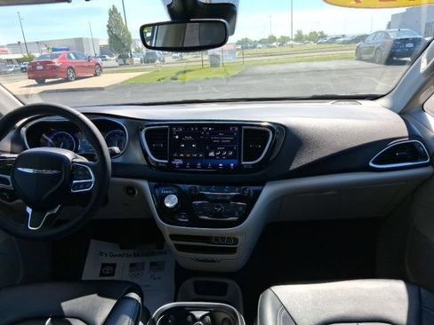 Used 2024 Chrysler Pacifica Touring-L FWD image 13