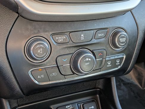 Used 2014 Jeep Cherokee Latitude FWD image 21