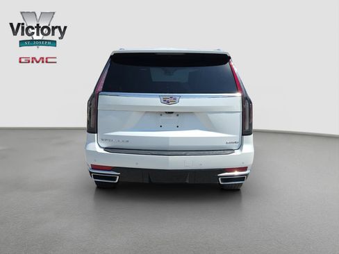 Used 2022 Cadillac Escalade Premium Luxury w/ LPO, Radiant Package RWD image 16